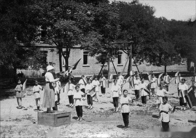 民国女生是什么样子 1920年北京汇文学校老照片为你展示_开云电竞官网(图6)
民国女生是什么样子 1920年北京汇文学校老照片为你展示_开云电竞官网(图6)