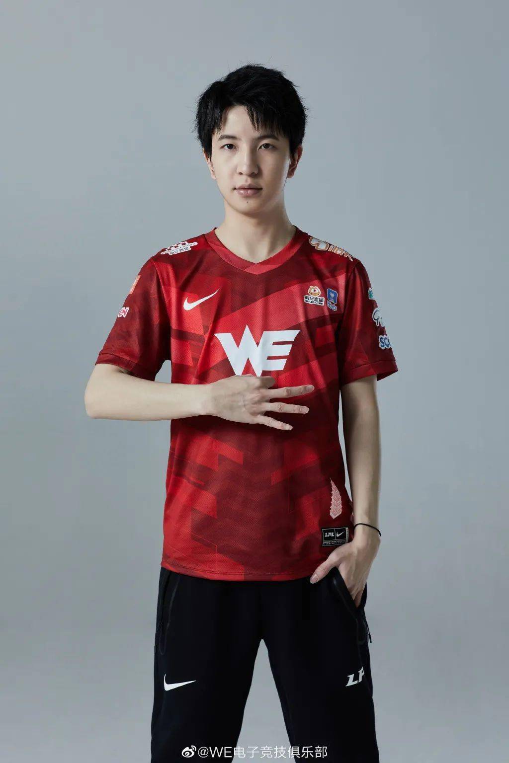 开云电竞官方网站：
新赛季队服大PK 十七家俱乐部谁的队服最悦目？(图1)