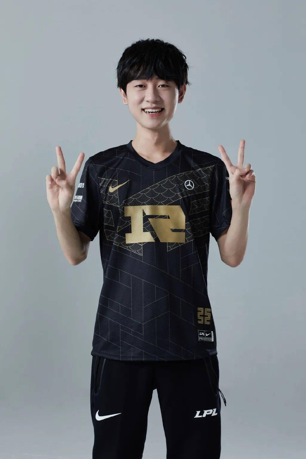 开云电竞官方网站：
新赛季队服大PK 十七家俱乐部谁的队服最悦目？(图2)