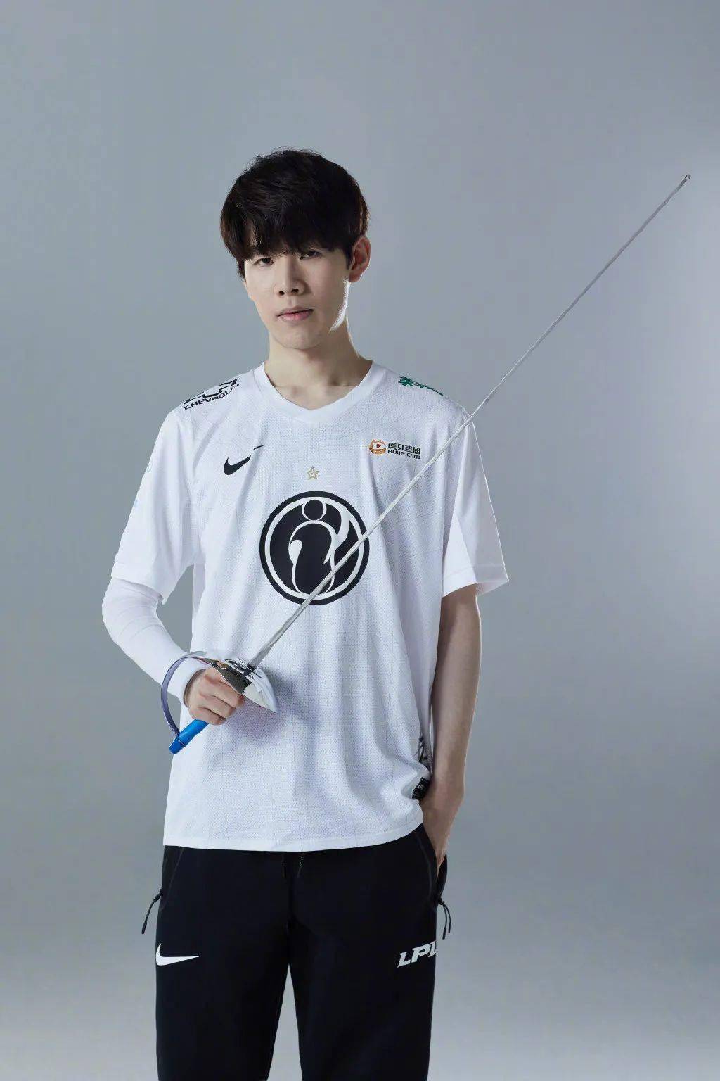 开云电竞官方网站：
新赛季队服大PK 十七家俱乐部谁的队服最悦目？(图4)