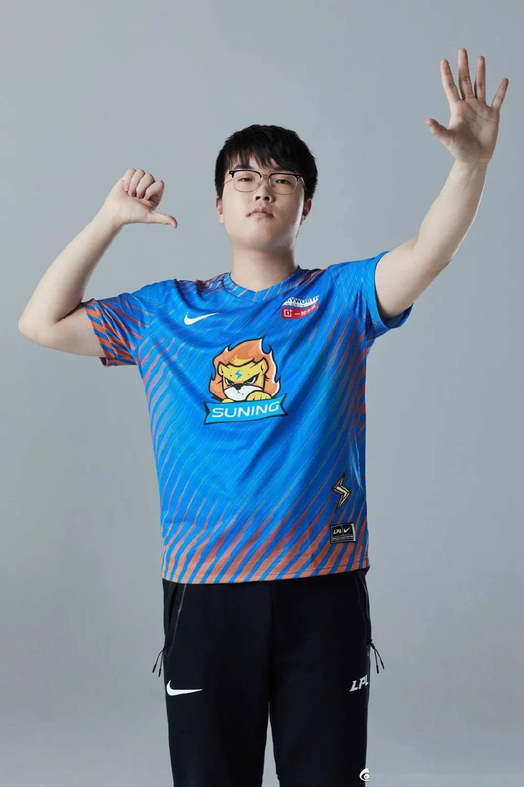 开云电竞官方网站：
新赛季队服大PK 十七家俱乐部谁的队服最悦目？(图6)