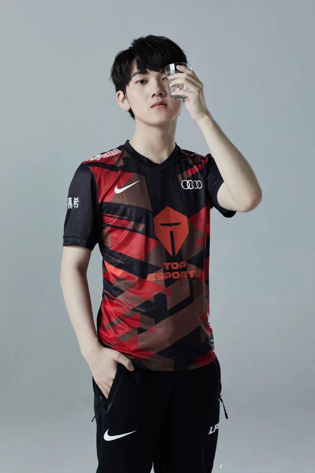 开云电竞官方网站：
新赛季队服大PK 十七家俱乐部谁的队服最悦目？(图8)