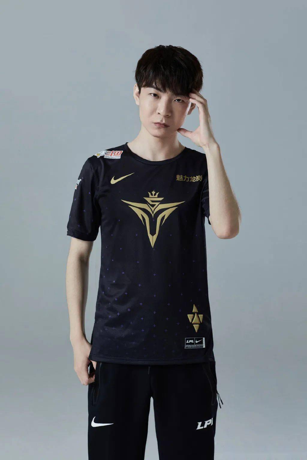 开云电竞官方网站：
新赛季队服大PK 十七家俱乐部谁的队服最悦目？(图9)