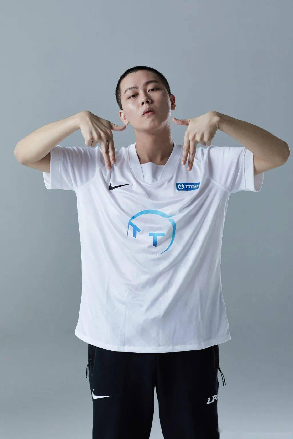 开云电竞官方网站：
新赛季队服大PK 十七家俱乐部谁的队服最悦目？(图10)
