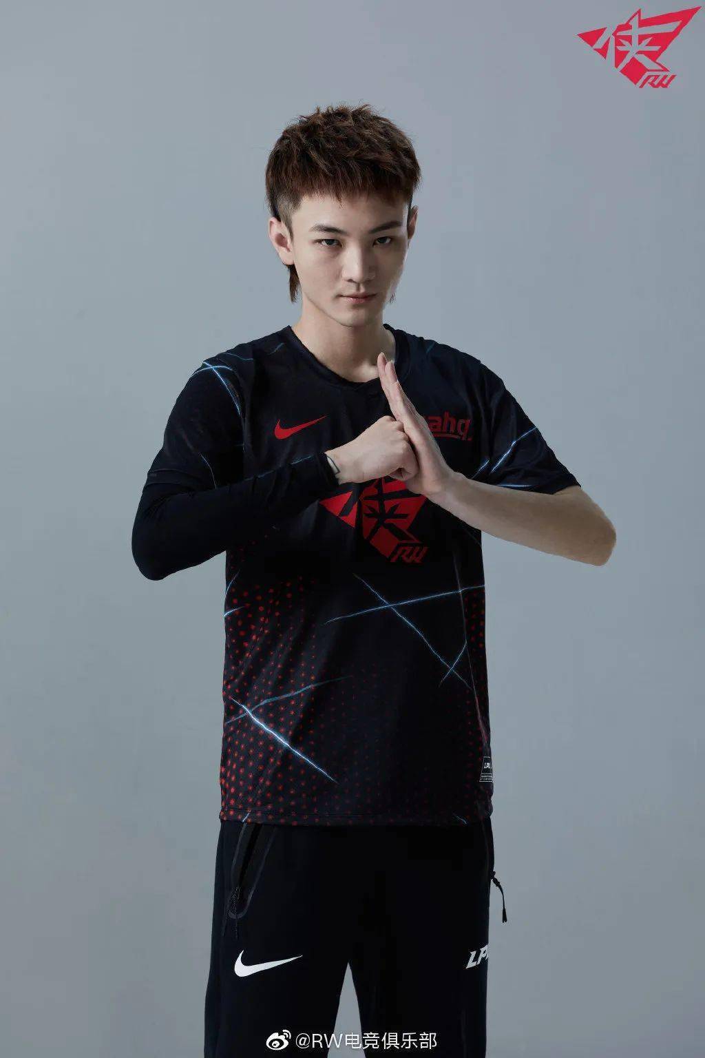 开云电竞官方网站：
新赛季队服大PK 十七家俱乐部谁的队服最悦目？(图12)