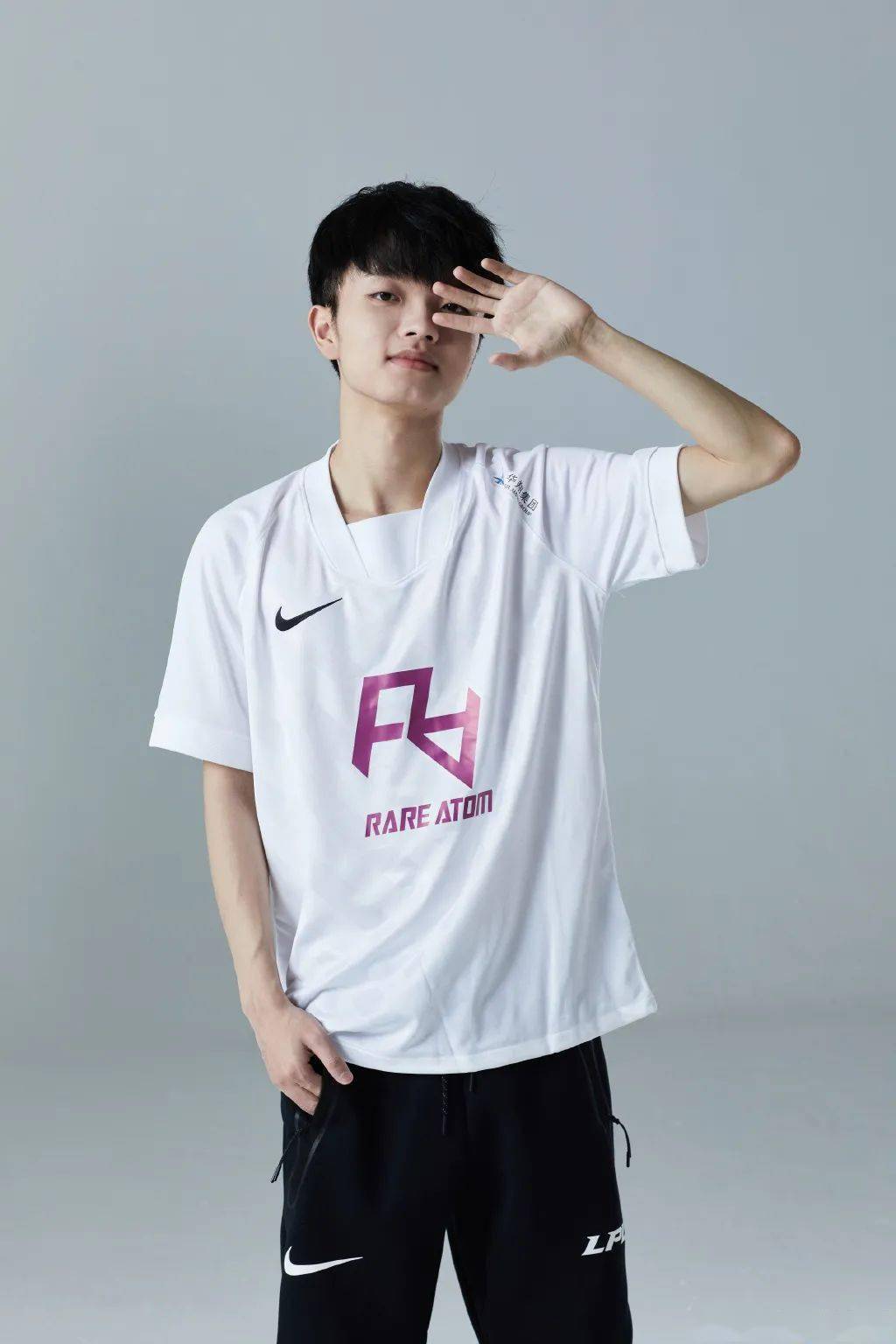 开云电竞官方网站：
新赛季队服大PK 十七家俱乐部谁的队服最悦目？(图13)