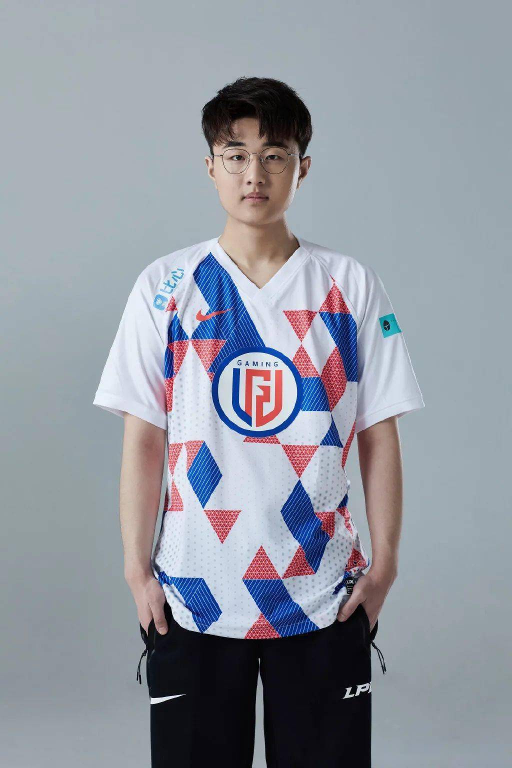 开云电竞官方网站：
新赛季队服大PK 十七家俱乐部谁的队服最悦目？(图16)