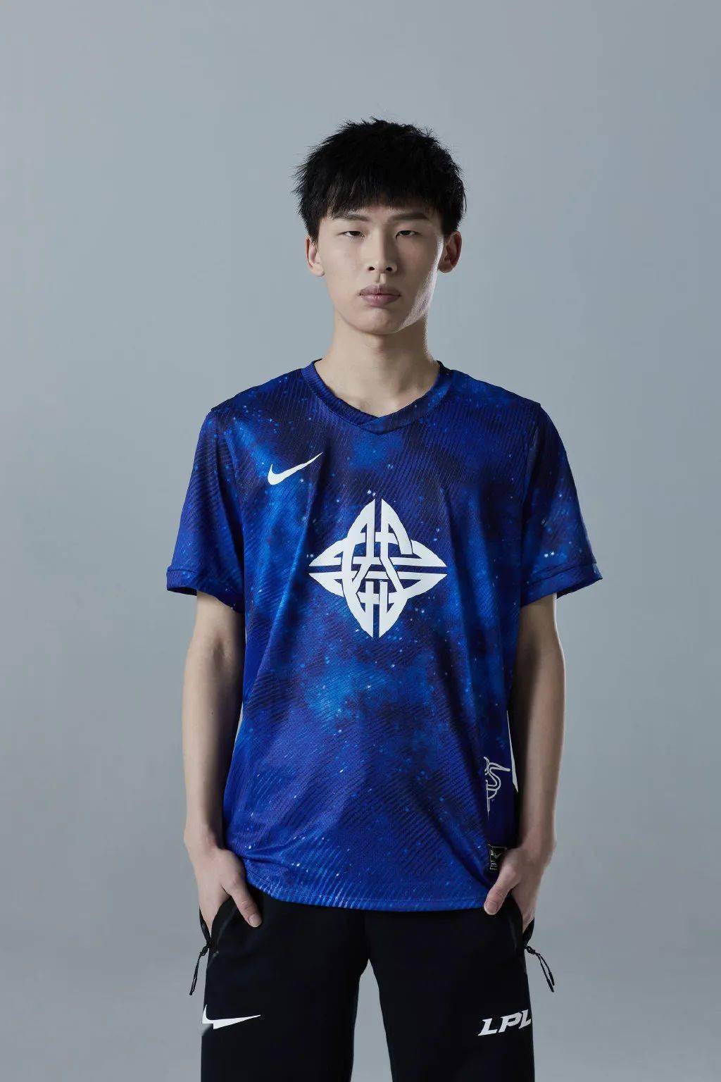 开云电竞官方网站：
新赛季队服大PK 十七家俱乐部谁的队服最悦目？(图18)